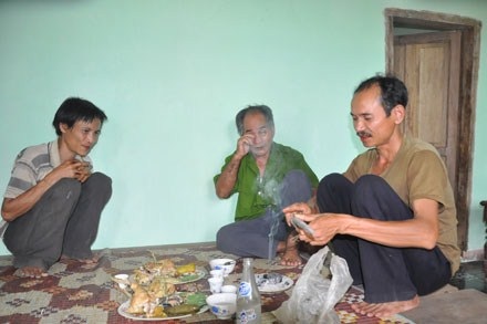 “Người rừng” trở về nhờ... giấc mơ thần kỳ (1) - 1 Sau mâm cúng này, Hồ Văn Lang chính thức là thành viên của cộng đồng người Cor ở làng Trà Nga.