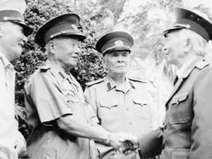 Thượng tướng Hoàng Cầm (trái) và Đại tướng Võ Nguyên Giáp (Ảnh tư liệu QĐND)