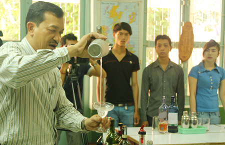 Batender: nghề của sự sáng tạo không giới hạn - 1 Ông Võ Tấn Sĩ đang hướng dẫn kỹ năng pha chế trong lớp học “Nâng bước bartender”. Ảnh: Gia Vĩnh