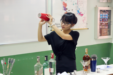 Batender: nghề của sự sáng tạo không giới hạn - 3 Một học viên nữ đang biểu diễn kỹ năng pha chế