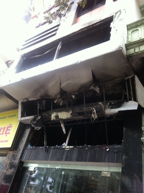 Vị trí biển hiệu của tiệm vàng giáp giữa tầng 1 và tầng 2 cháy rụi