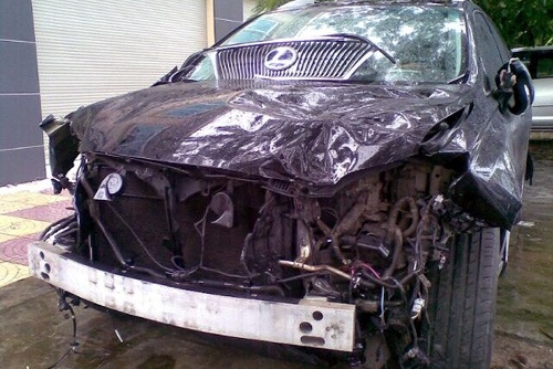 Đầu xe nát bét sau tai nạn. Ảnh: Vietnamnet