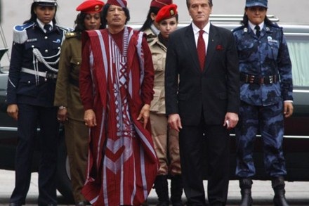 Cuốn sách gây sốc tiết lộ "hậu cung" của Gaddafi - 1 Những nữ vệ sĩ đều là người tình của Gaddafi.