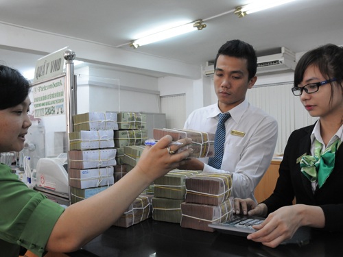 Lại đề xuất đánh thuế tiền gửi ngân hàng - 1 Đề xuất đánh thuế thu nhập đối với tiền gửi ngân hàng đã từng gây nhiều tranh cãi. Ảnh: Hồng Thúy