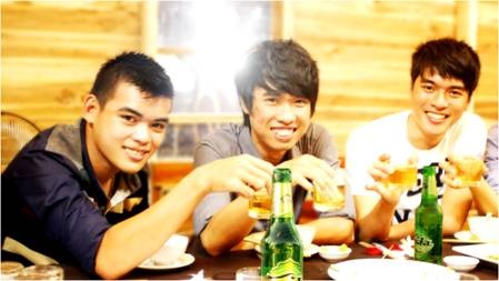 Hình ảnh các bạn trẻ quây quần với Huda Gold