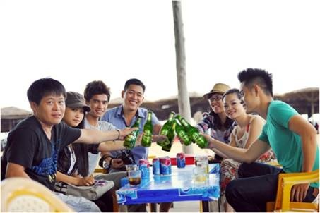 Hình ảnh các bạn trẻ quây quần với Huda Gold