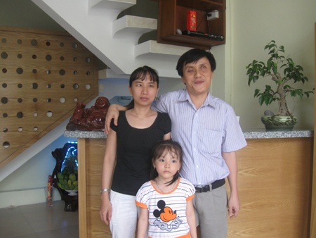 Chàng trai mù không bằng cấp kiếm hàng trăm triệu mỗi tháng - 1 Anh Tuấn hạnh phúc bên vợ và con gái