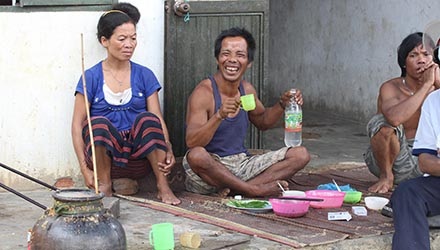 Nhiều người Brâu suốt ngày tiệc tùng, cúng bái, xin tiền khách du lịch.