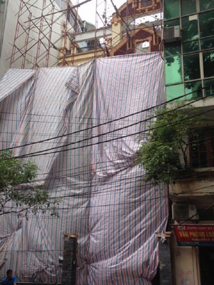 Đại gia Nguyễn Thị Liễu đập bỏ nhà Hà Nội 137 tỷ - 2 Hiện tại, bạt che kín mặt tiền ngôi nhà đang được xây sửa lại