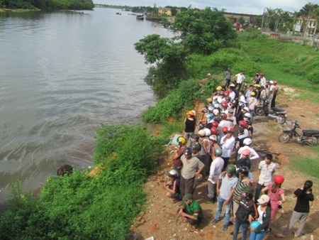 Người đàn ông nhảy cầu tự tử trước mặt nhiều người