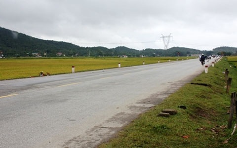 Siêu xe đâm chết 2 người: Chưa có kết luận cuối cùng - 2 Hiện trường vụ tai nạn thuộc đoạn đường thẳng trên QL46, cách thị trấn Nam Đàn chừng 1500m.