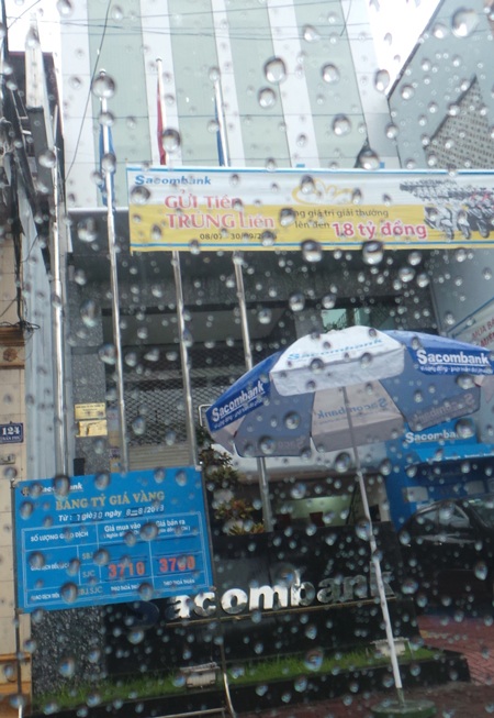 Ngày 8/8, TX Từ Sơn mưa rất to, các hộ dân đã không còn đứng trước trụ sở Sacombank