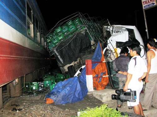 Hiện trường vụ xe tải tông tàu lửa đêm 31-7 tại Phú Yên