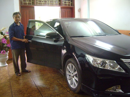 Trồng cam mua... Camry - 2 Chiếc xe Camry 2.4 giá hơn 1 tỷ đồng mà ông Tạ Đình Đào mua từ tiền bán cam hồi đầu năm.