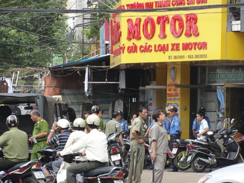 Nhiều người kéo đến cửa hàng của Công mô tô để đòi nợ.