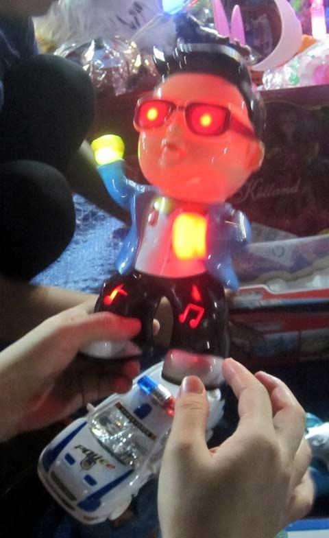 Gangnam style “phủ sóng” đồ chơi trung thu Việt - 3 Những món đồ chơi in hình chàng ca sỹ Psy nổi tiếng với điệu Gangnam Style đình đám.