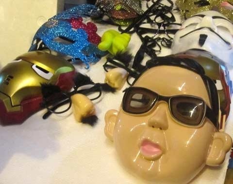 Gangnam style “phủ sóng” đồ chơi trung thu Việt - 2 Những món đồ chơi in hình chàng ca sỹ Psy nổi tiếng với điệu Gangnam Style đình đám.