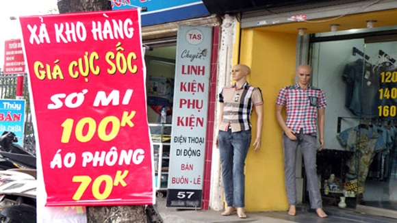 “Ma trận” giảm giá sâu - 1 Người tiêu dùng bị hấp dẫn bởi các sản phẩm có giá giảm mạnh