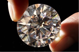 Xin xuất khẩu tro người chết từ Việt Nam để chế tác kim cương - 1 Nhiều viên kim cương nhân tạo thực chất chỉ là đá tổng hợp bị “thổi giá”.