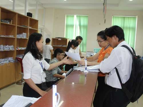 Tiền trả lương hưu sắp cạn - 1 Làm thủ tục tại BHXH TP HCM. Ảnh: TRƯỜNG HOÀNG