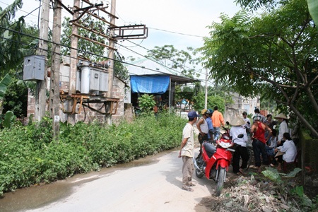 Tháo chạy khỏi nhà vì đồ điện đồng loạt phát nổ - 3 Bà Lương Thị Nguyên xót xa ngồi bên những tài sản vừa bị cháy của mình