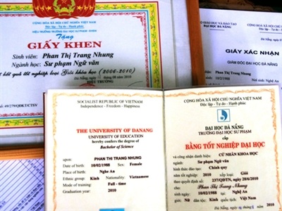 Chuyện của thạc sĩ đi làm công nhân - 3 Giấy xác nhận chứng nhận bằng thạc sĩ “đỏ” của Nhung.