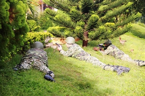 Tổ đặc công phục kích, xác định mục tiêu .