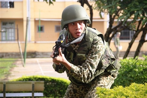 Các chiến đấu viên tiếp tục tiếp cận các mục tiêu khác.