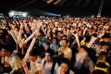 Hàng vạn bạn trẻ miền Tây hứng khởi với “Tôi là sinh viên 2013” - 6 Biển người trước giờ biểu diễn nghệ thuật vào buổi tối (hơn 25.000 bạn trẻ).