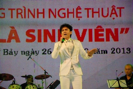 Hàng vạn bạn trẻ miền Tây hứng khởi với “Tôi là sinh viên 2013” - 11 Anh Bo – Đan Trường trình diễn lần thứ 2 tại ngày hội “Tôi là sinh viên 2013”.