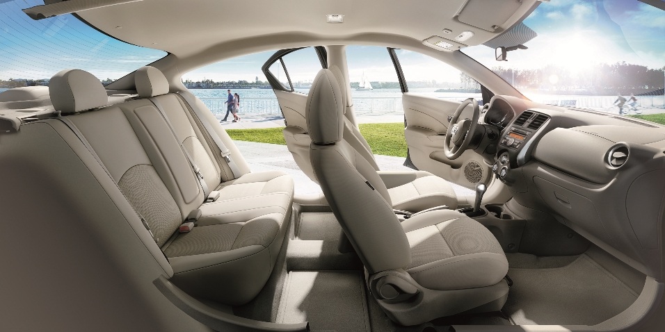 Nissan "kích cầu" lái thử xe Sunny - 1 Nội thất rộng rãi của Nissan Sunny
