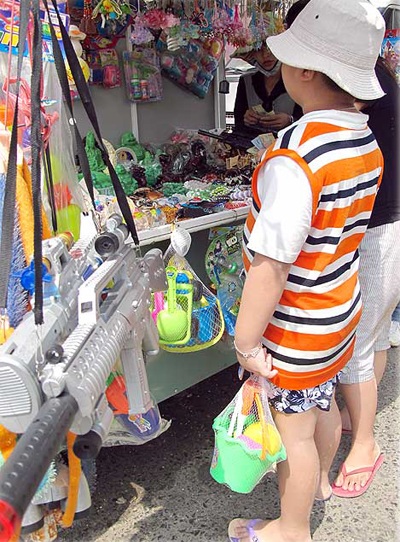 Đừng chủ quan với… đồ chơi - 1 Đồ chơi độc hại tràn ngập thị trường