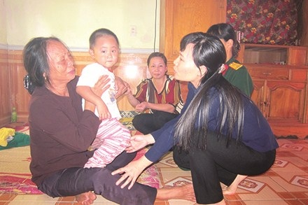 Cậu bé Ngô Minh Châu mới 2 tuổi chưa kịp hiểu nỗi đau mất cả cha lẫn mẹ.