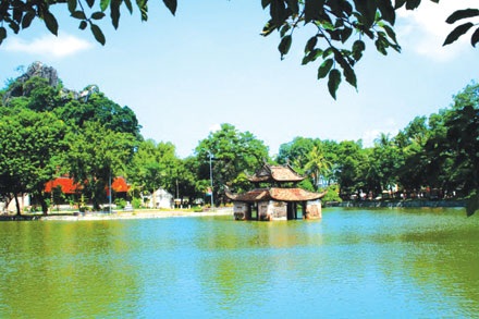 Chùa Thầy là nơi trú ngụ của loài dơi đặc biệt này.