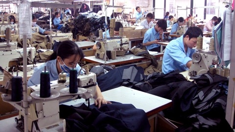 DN kinh doanh khó khăn, trầy trật lo lương tháng cho công nhân.