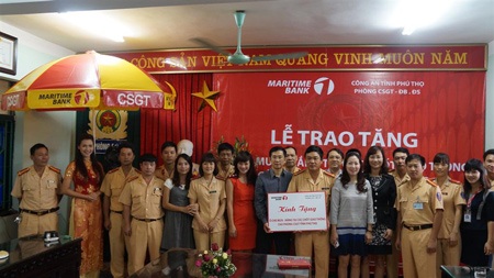 Maritime Bank trao tặng 100 ô che mưa, nắng cho Phòng CSGT Công an tỉnh Phú Thọ - 1 Hình ảnh tại lễ trao tặng 100 chiếc ô cho phòng CSGT Phú Thọ
