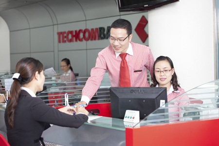 Techcombank hỗ trợ khách hàng bị thiệt hại trong cơn bão số 10