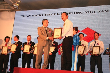 Techcombank nhận giải thưởng Tin & Dùng cho dịch vụ thẻ - 1 Đại diện Techcombank nhận giải thưởng từ Ban tổ chức
