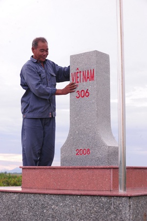 Cột mốc chủ quyền vô hình ở cực Tây Nam tổ quốc - 1 Chiến sĩ biệt động Hà Tiên năm xưa bên cột mốc chủ quyền nơi biên giới.