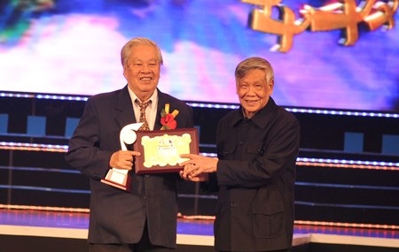 Giải Nhân tài Đất Việt - Kết tinh của trí tuệ, sáng tạo, khát khao cống hiến - 2 Thủ tướng Nguyễn Tấn Dũng gửi lẵng hoa chúc mừng Giải thưởng Nhân tài Đất Việt. Ảnh: VGP/Đình Nam