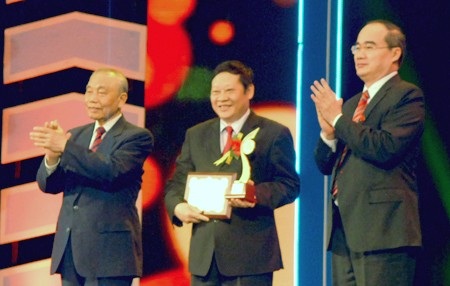 Giải Nhân tài Đất Việt - Kết tinh của trí tuệ, sáng tạo, khát khao cống hiến - 3 Thủ tướng Nguyễn Tấn Dũng gửi lẵng hoa chúc mừng Giải thưởng Nhân tài Đất Việt. Ảnh: VGP/Đình Nam