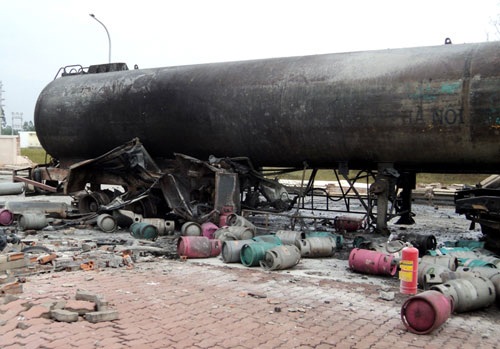 Sang chiết gas lậu “giàu” hơn buôn thuốc phiện? - 1 Hiện trường vụ nổ gas ở Khu Công nghiệp Khai Sơn tháng 12/2012
