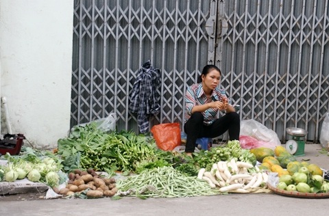 Nhiều hàng rau ế ẩm vắng khách