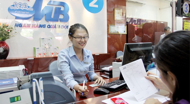 Thưởng Tết ngân hàng năm nay có… ngậm ngùi? - 1 Nhân viên MB vẫn duy trì được thu nhập bình quân 17,4 triệu đồng/tháng.