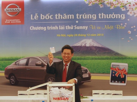 Vận may đã mở với nhiều người lái thử Nissan Sunny - 1 Lãnh đạo TCIEV bốc lá thăm trúng thưởng của khách hàng may mắn