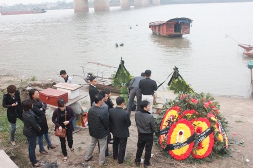 Nghi án có người thứ 3 phi tang xác chị Huyền? - 1 Mộ gió bằng hoa sau lễ 49 ngày chị Huyền được gia đình lập dưới cầu Thanh Trì.