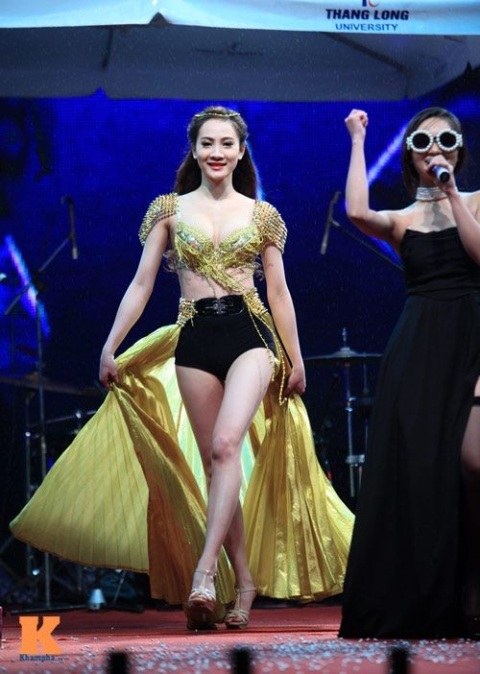 Nữ sinh Thăng Long diễn nội y, nhà trường nói gì? - 1 Màn trình diễn nội y của SV Trường ĐH Thăng Long tối 15/12.