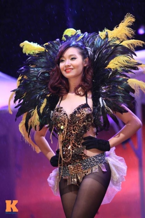 Nữ sinh Thăng Long diễn nội y, nhà trường nói gì? - 2 Màn trình diễn nội y của SV Trường ĐH Thăng Long tối 15/12.