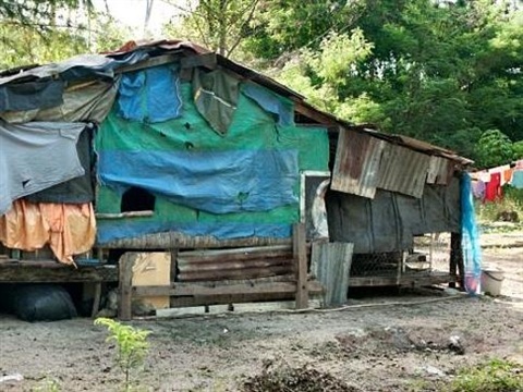 Đại gia đình 40 người quan hệ loạn luân - 1 Túp lều tạm bợ, lụp xụp của đại gia đình 40 người.