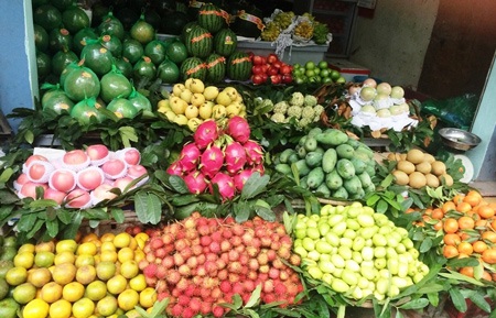"Nhắm mắt" mua hoa quả Trung Quốc ăn Tết - 1 Hoa quả thờ Tết khá đa dạng, nhưng giá cả vẫn tăng chóng mặt